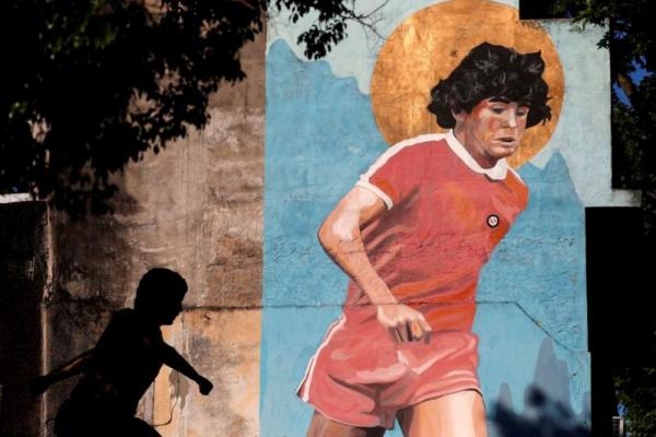 Peringati Setahun Kematian Maradona, Warga Argentina Buatkan Mural di Sepanjang Jalan