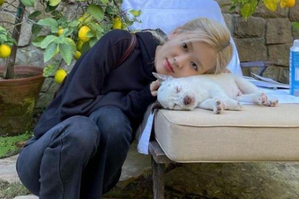 Rose Blackpink Lakukan Kontak Fisik dengan Penderita COVID-19