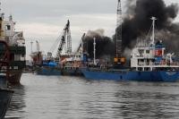 Quick Response Team KSOP Sunda Kelapa Evakuasi Kapal Terbakar di Pelabuhan