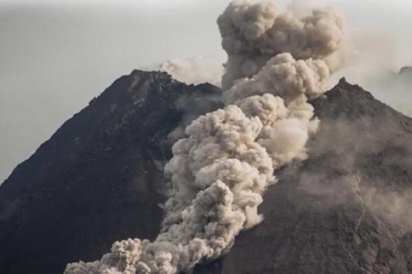 Merapi Semburkan Awan Panas Sejauh 3 Kilometer