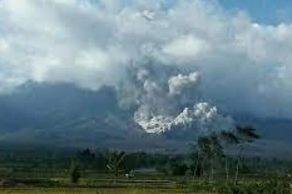  Semeru Kembali Luncurkan Awan Panas Guguran