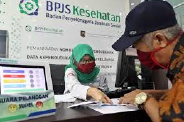 Pegawai melayani peserta BPJS Kesehatan di Jakarta (foto: Bisnis) 