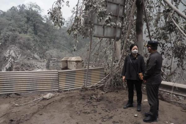 Kunjungi Pengungsi Erupsi Semeru, Puan Minta Jembatan Rusak Segera Diperbaiki