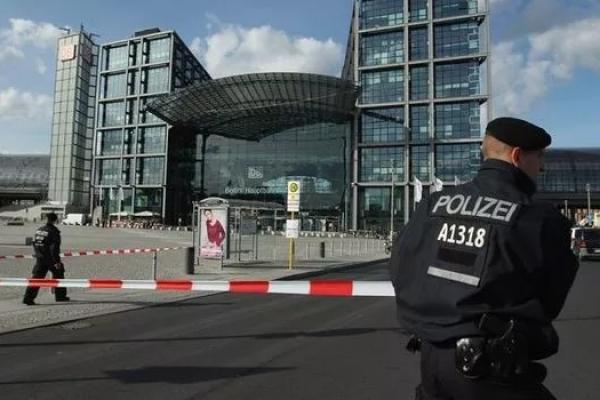 Protes Terhadap Aturan Covid-19 Buat 13 Personil Layanan Darurat di Jerman Terluka