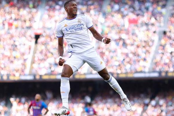 Bek Real Madrid, David Alaba salah satu pemain sepak bola yang mengalami cedera ACL sangat lama (Foto: Marca) 