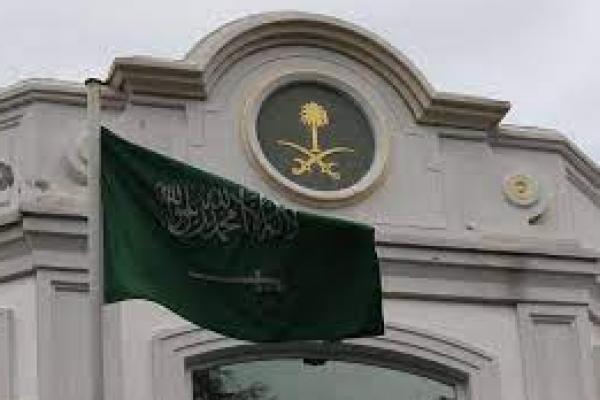 Arab Saudi Bantah Impor Pohon Natal dan Pakaian Sinterklas