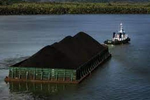 Kapal tongkang mengangkut batu bara (Foto: tribunnews.com) 