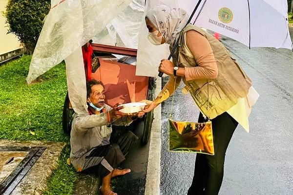 Srikandi AMK Bagikan Masker dan Makanan untuk Warga Jakarta
