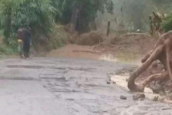 Jalan Penghubung Antara Pagelaran-Sukanagara Cianjur Terputus Akibat Longsor