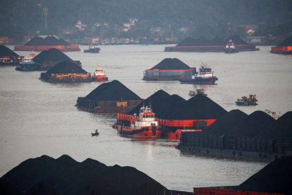 Pengangkutan batu bara melalui Sungai Mahakam di Samarinda, Kalimantan Timur (Foto: Reuters) 