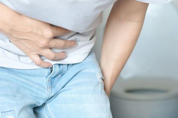 Ilustrasi - sembelit saat bepergian jauh (Foto: Istockphoto) 