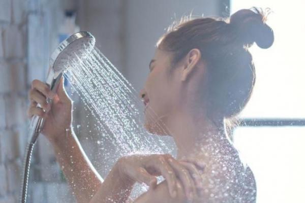 ilustrasi mandi sehat. Foto: sehatQ 