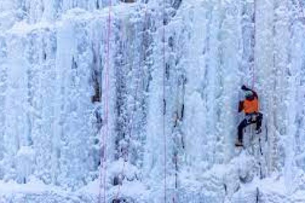 Gunung Palandoken Lokasi Favorit Festival Panjat Es di Turki 