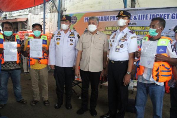 Ditjen Hubla Bagikan Ratusan Pas Kecil dan Life Jacket ke Nelayan Parepare