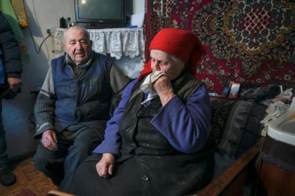 Sepasang Lansia Ini Selamat dari Bom Tapi Tertinggal di Ukraina Timur