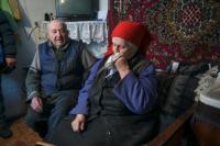 Sepasang Lansia Ini Selamat dari Bom Tapi Tertinggal di Ukraina Timur