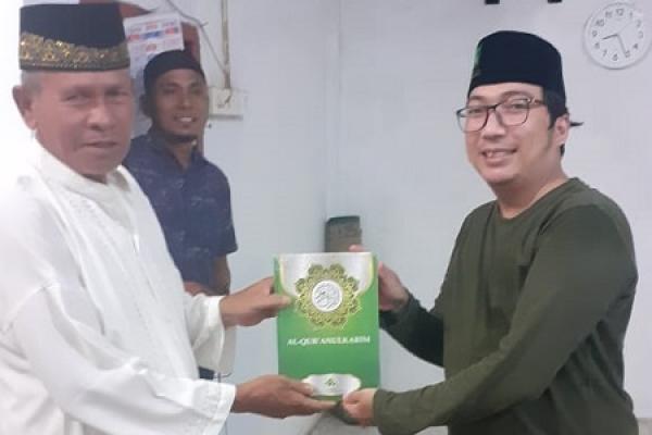 Sambangi Sumbar, AMK Serahkan Mushaf Qur`an