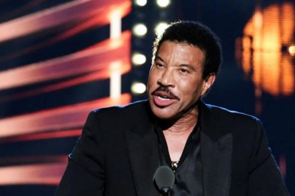 Lionel Richie Batalkan Konser Tour Eropa Karena Pandemi Omicron