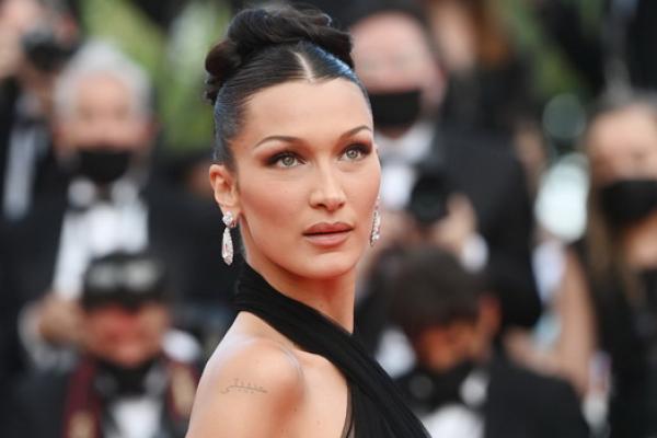 Tampak Sempurna, Bella Hadid Ungkap Dirinya Hidup di Lingkungan Toksik