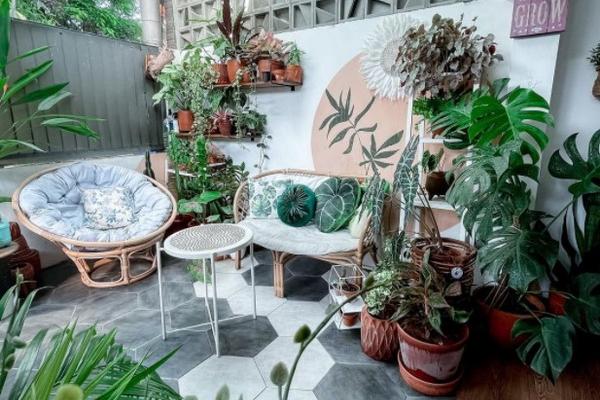 Apik dan Asri, Ikuti 5 Trik Berikut Menata Teras Mungil di Rumah Jadi Lebih Cozy