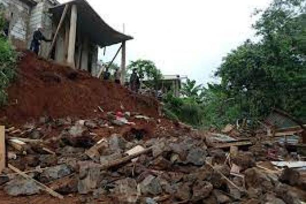 Dua Meninggal Akibat Rumah Ambruk Tertimpa Tembok di Cianjur