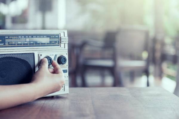 Ilustrasi mendengarkan radio FOTO: ISTOCK 