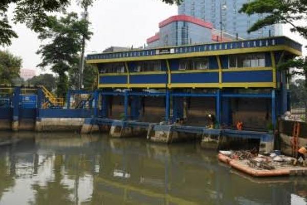 Minggu Pagi, Status Pintu Air Pasar Ikan  Naik Jadi Siaga 2