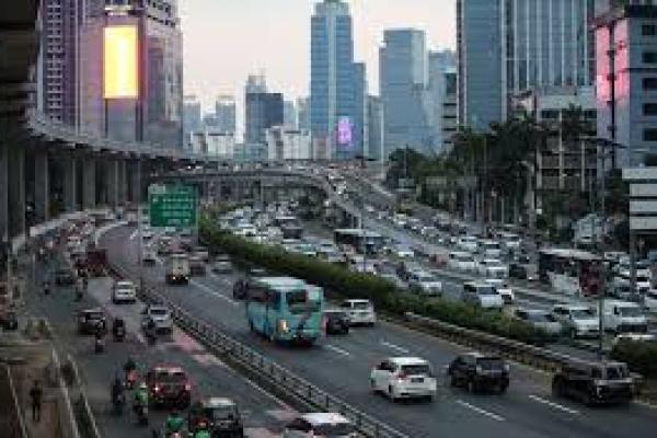 Lalu lintas kendaraan di Tol Dalam Kota Jakarta tampak padat Rabu (16/9/2020) (foto: kompas.com) 