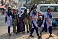 Sekolah Menengah Karnataka India Dibuka Kembali di Tengah Perdebatan Hijab