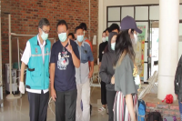 Pensiunan Dokter Berada di Garis Depan Tiga Gelombang COVID-19