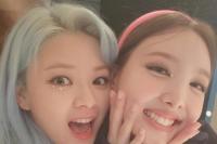 Jeongyeon dan Nayeon Sapa Penggemar dengan Selfie Bersama