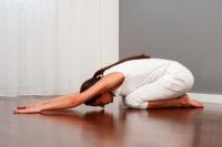 Yoga, salah satu olahraga yang bisa dilakukan di rumah saat musim hujan (FOTO: ALO DOKTER)