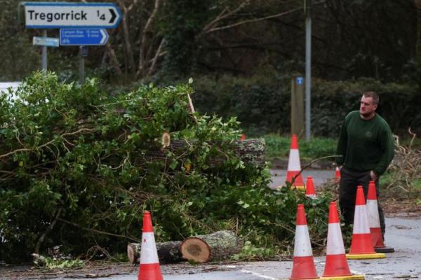 Lebih dari 200 Ribu Rumah di Inggris Tanpa Listrik Usai Badai Eunice