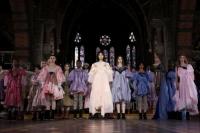 Gaya Renaissance Bertemu Grunge dalam Pemnbukaan London Fashion Week