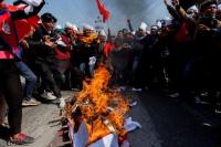 Polisi Nepal Tembakkan Gas Air Mata ke Demonstran yang Tolak Pendanaan Amerika