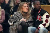 Kenakan Mantel Motif Macan Tutul, Adele Tampil Glamor di Acara NBA All-Star Game