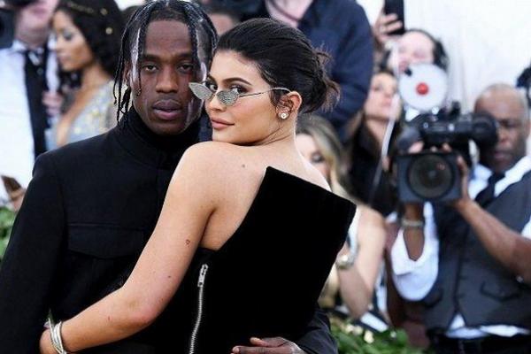 Travis Scott Bantah Rumor Dirinya Berselingkuh dari Kylie Jenner dengan Seorang Model