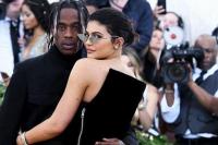 Kylie Jenner dan Travis Scott Beri Nama Tengah untuk Wolf Webster, Ada Arti Khusus!