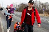 Dengan Menyeret Koper, Warga Ukraina Mencari Tempat Aman di Hongaria