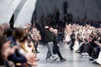 Milan Fashion Week Dibuka dengan Gaun Sifon dari Fendi