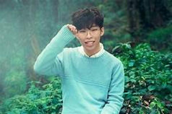 Penyanyi Lee Chan-hyuk Terbitkan Buku Sebagai Karya Terbarunya