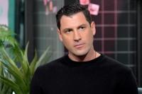 Bintang Dancing With The Stars Val Chmerkovskiy Kabarkan Kakaknya di Ukraina Siap Berperang