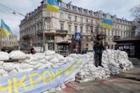 Di Tengah Perang, Tentara Ukraina Ini Tetap Ingat Hadiahkan Bunga