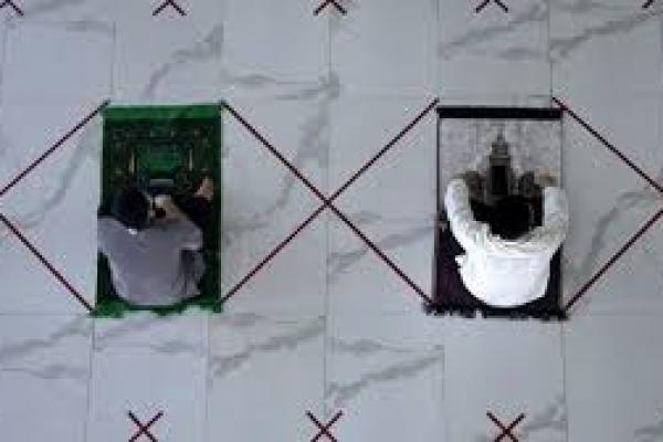 MUI Bolehkan Salat Dengan Saf Rapat