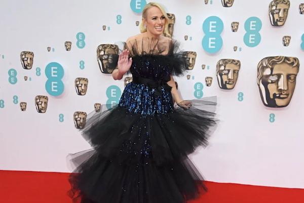 Jadi Host di BAFTA 2022, Rebel Wilson Turunkan Berat Badan Demi Curi Perhatian Robert Pattinson