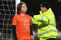 Laga Everton vs Newcastle Terhenti, Pengunjuk Rasa Mengikat Dirinya ke Gawang 