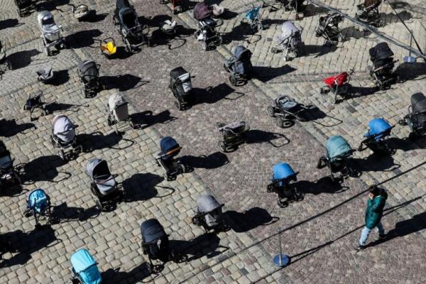 Kereta Bayi Kosong adalah Simbol Anak-anak Ukraina yang Tewas dalam Perang