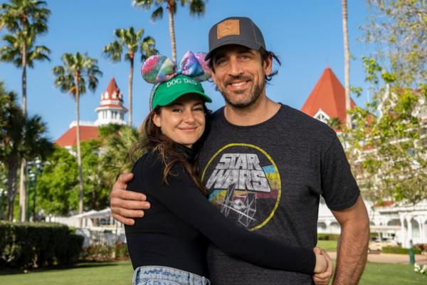 Sempat Putus Bertunangan, Shailene Woodley & Aaron Rodgers Kepergok Mesra Liburan Bareng