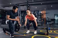 Bingung Mau Olahraga di Rumah atau Gym? Simak Kelebihan dan Kekurangannya