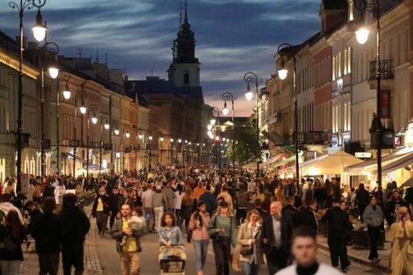 Polandia Hapus Sebagian Besar Aturan Masker dan Karantina